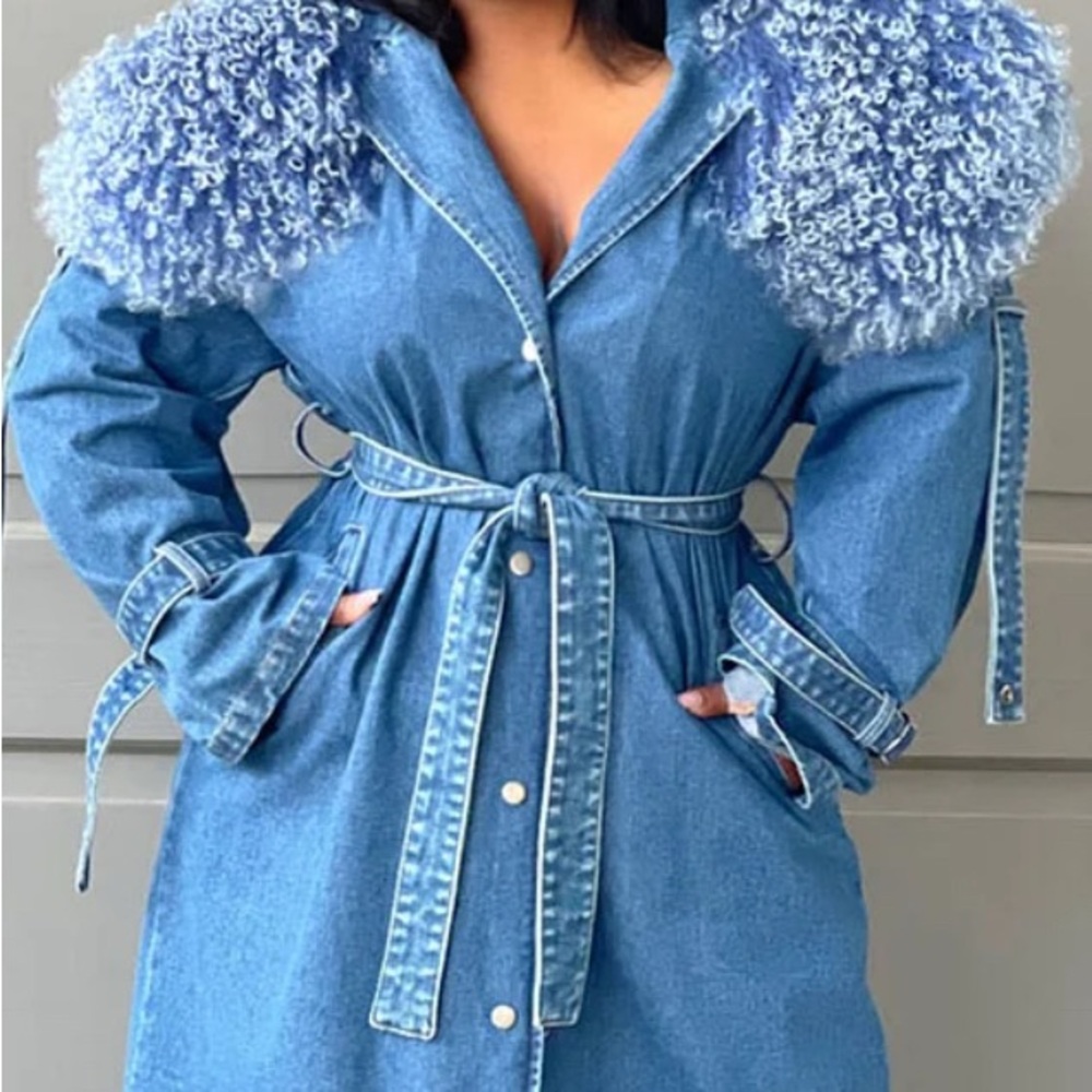 Stylish Blue Denim Coat with Faux Fur Collar